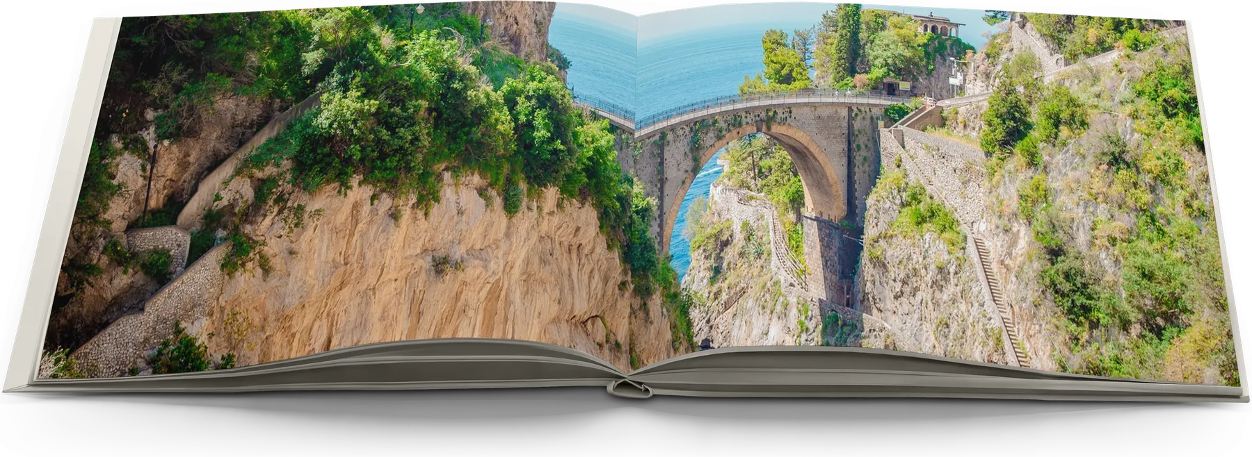 Een opengeslagen layflat-fotoboek, laag over de pagina’s gezien: de brug over de kloof van Furore loopt ononderbroken over beide pagina’s