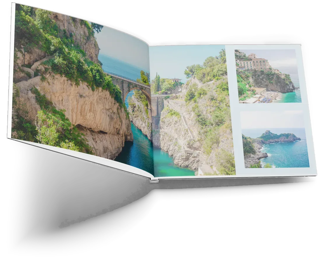 Het vierkante voorbeeldboek Amalfi, opengeslagen: de kloof van Furore met de brug over beide pagina’s