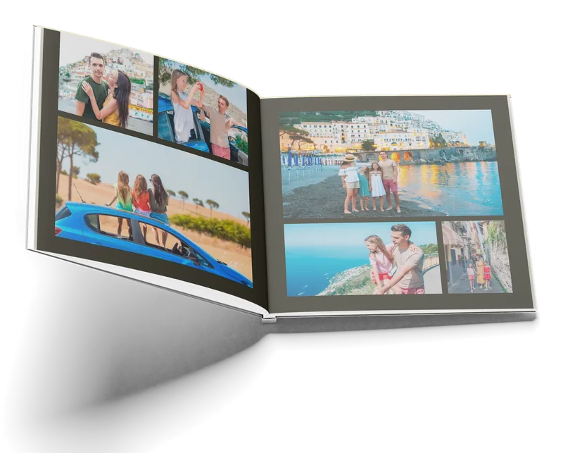 Een open vierkant boek: de foto’s van één hoofdstuk van de Amalfikust samen op een dubbele pagina