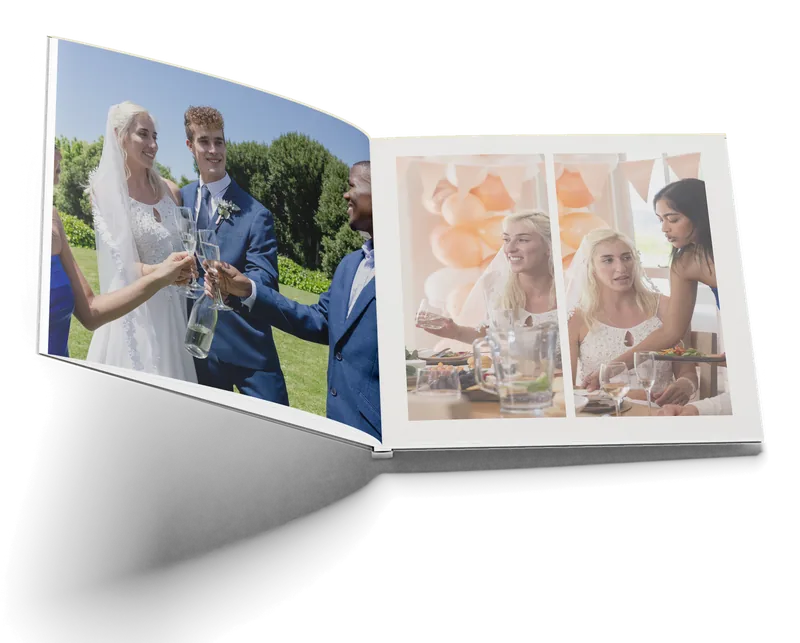 Een open vierkant trouwboek: links een toast in de tuin over de hele pagina, rechts twee foto’s van het diner